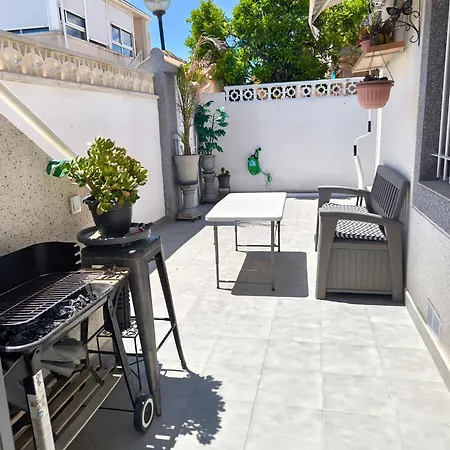 Cozy With Private Terrace And Communal Pool In 度假居