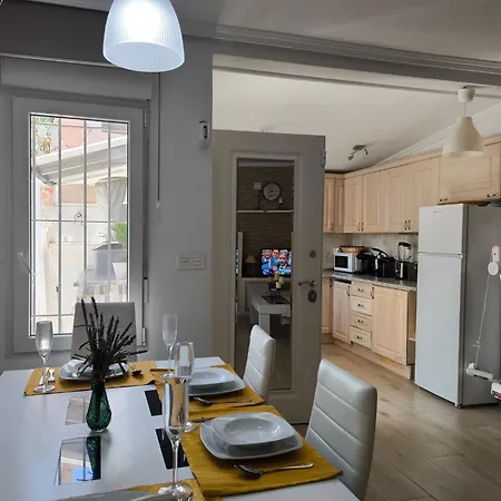 Hébergement de vacances Cozy With Private Terrace And Communal Pool In