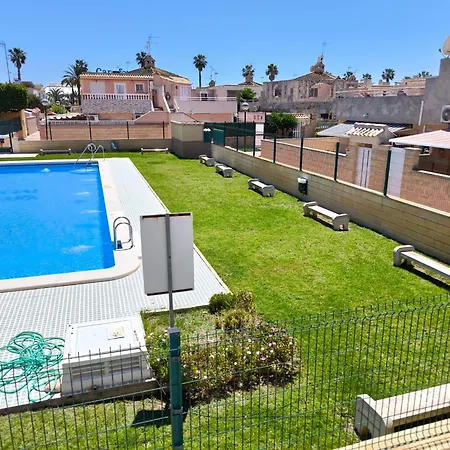 Hébergement de vacances Cozy With Private Terrace And Communal Pool In